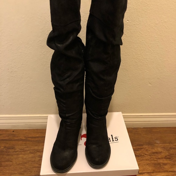 Boots - Picture 4 of 8